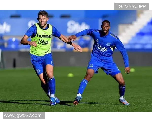 纽波特与布莱克本激战正酣谁能在这场较量中笑到最后